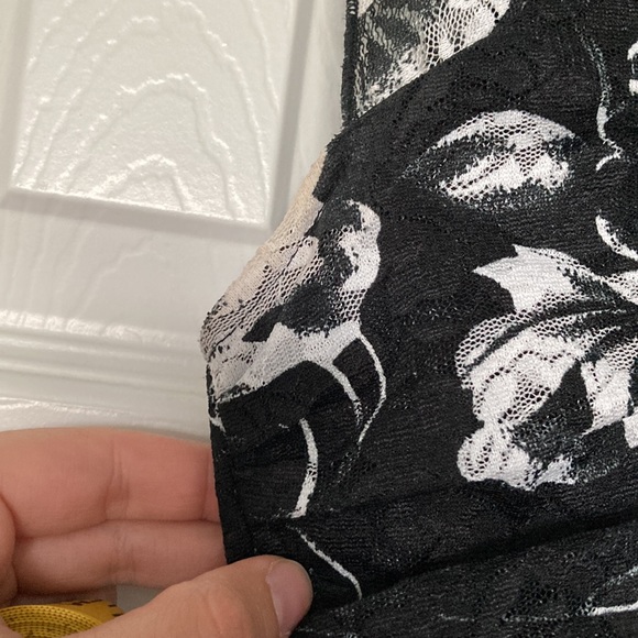 Le Chateau Lace Dress - Picture 4 of 4